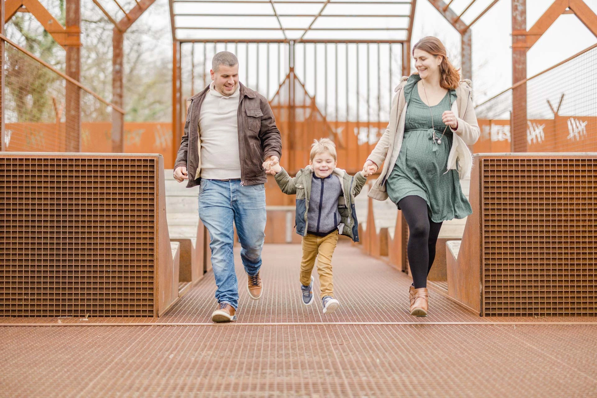 bonheur enfant se tenir la main gris beige